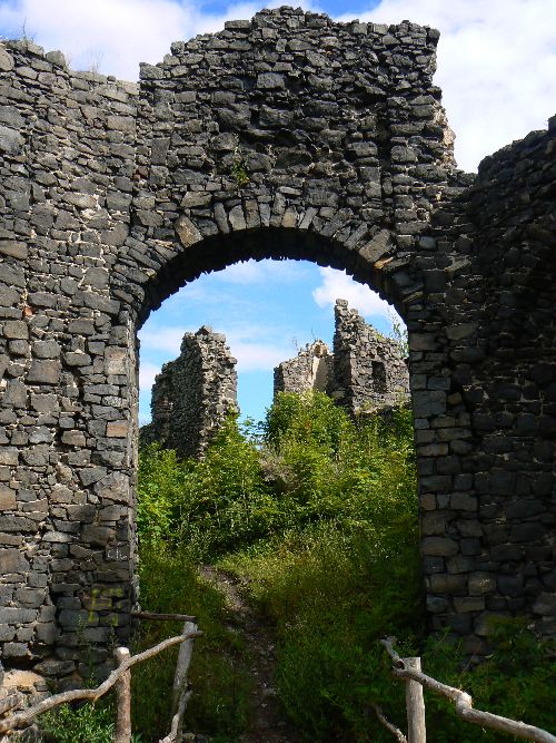 průhled třetí branou hradu Šumburku