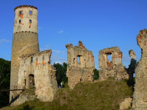 Velká věž, brána a renesanční palác hradu Zvířetice