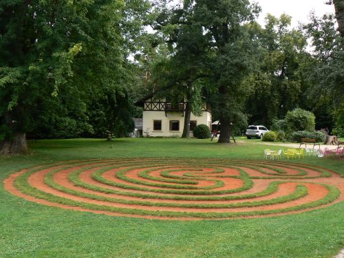 Labyrint před zámkem v Loučeni