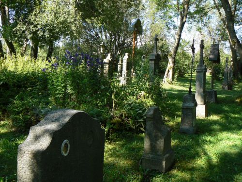 Hřbitov v opuštěné vsi Pleš