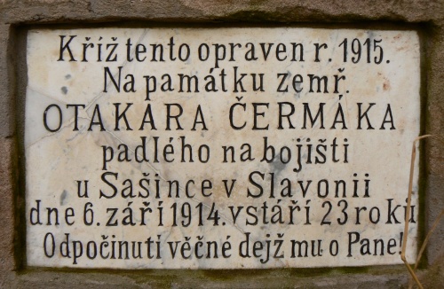 Smutná pamětní deska na kříži mezi Studencem a Levínskou Olešnicí