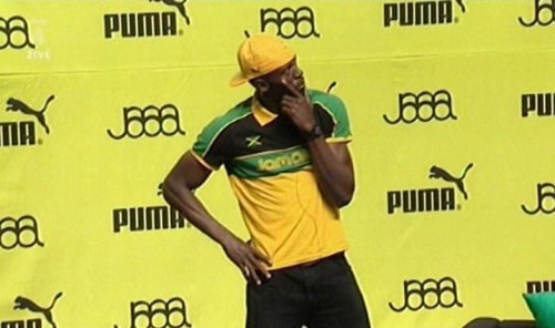Usain Bolt mv rukama ped logem Puma, honem do obchodu koupit si triko za 900 K