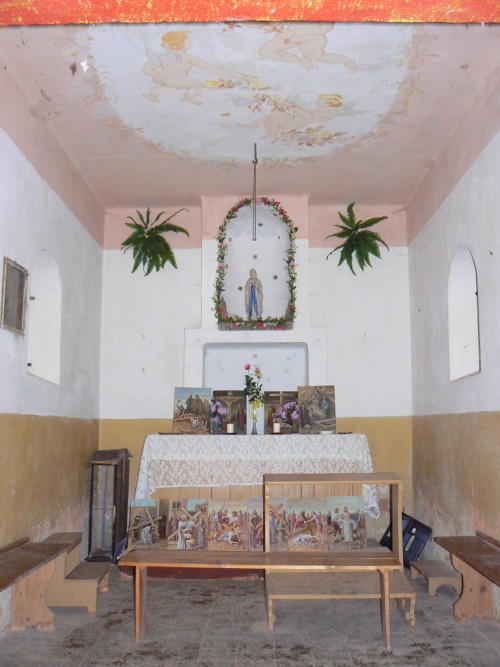 Interiér poutní kaple se soškou Panny Marie