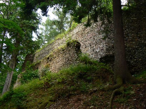 zachovaná hradba a parkánová zeď, toť jen malá část hradu Perštejna