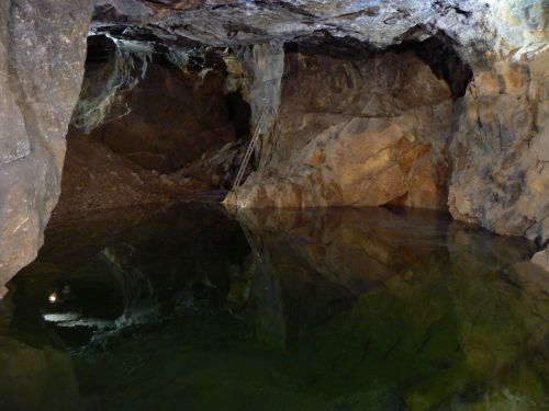 Podzemní jezero
