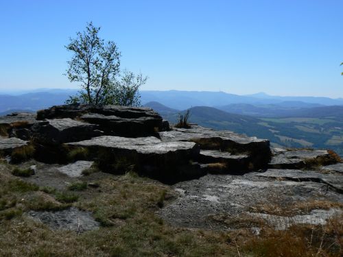 Výhled z hrany Děčínského Sněžníku na severní část Českého Středohoří