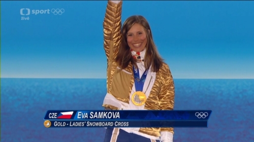 Zlatá Eva Samková v závodu ve snowboardcrossu