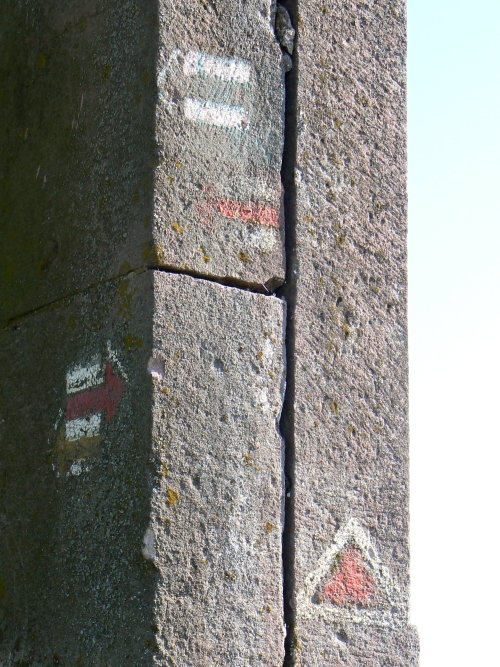 Zbytky značek na kapli nad Klášterskou Lhotou