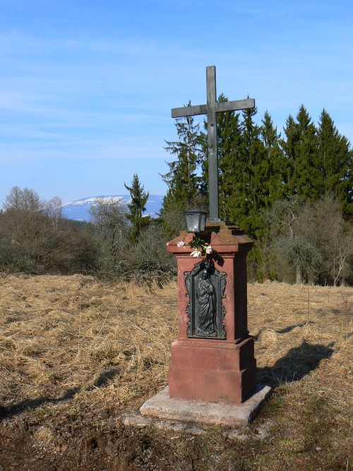 Kříž na začátku zahrádkové kolonie Hlinský vrch