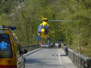Záchranáři v akci - helikoptéra záchranné služby startuje z mostu v Podspálově