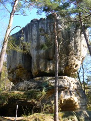 Čertova skála z pohádky z Čerty nejsou žerty, ve skutečnosti věž skalního hradu Rotštejna v Klokočských skalách