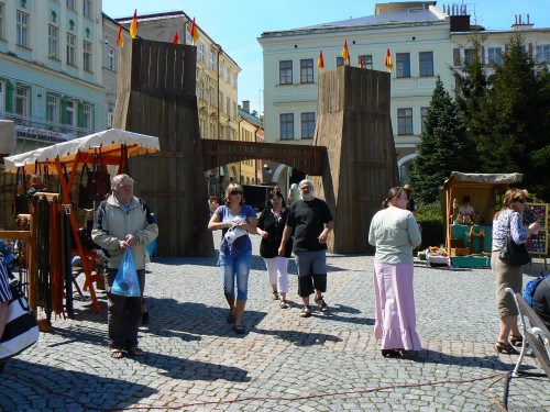 Dřevěná brána v pravém horním rohu náměstí
