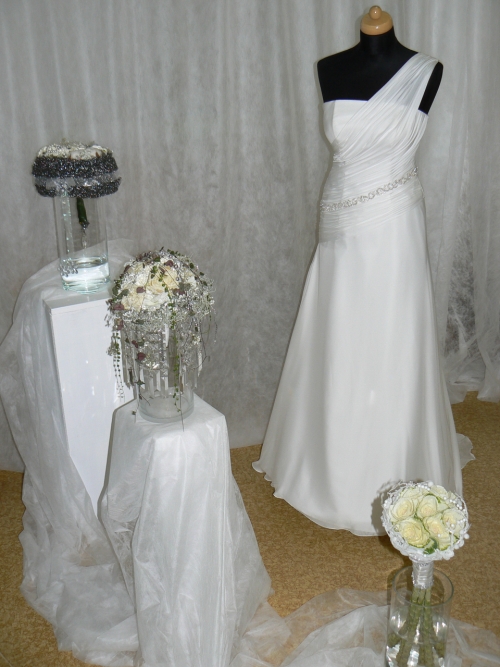 Svatební šaty a květy