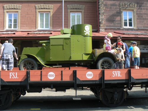 Plošinový vagón s obrněným automobilem