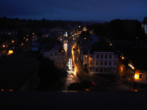 Výhled ze zvonice Krkonošskou ulicí na náměstí