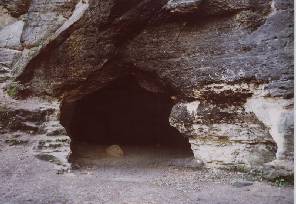 Vchod do jeskyně, vzniklé při těžbě pískovce